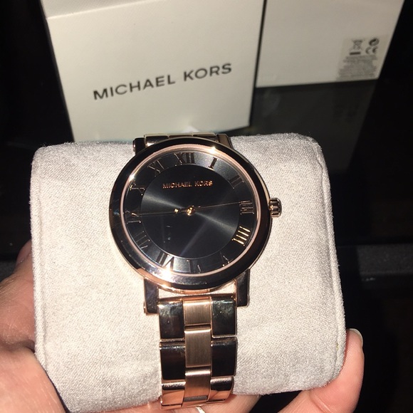 Rose gold Michael Kors watch. (Authentic) main image 3
